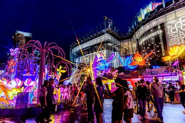 Icon Siyam alışveriş merkezi, nehir kenarındaki parkta YUYUAN Fener Festivali düzenliyor. Turistler ve yerel halk tarafından ziyaret ediliyor. Bangkok, Tayland. - 3 Temmuz 2025.