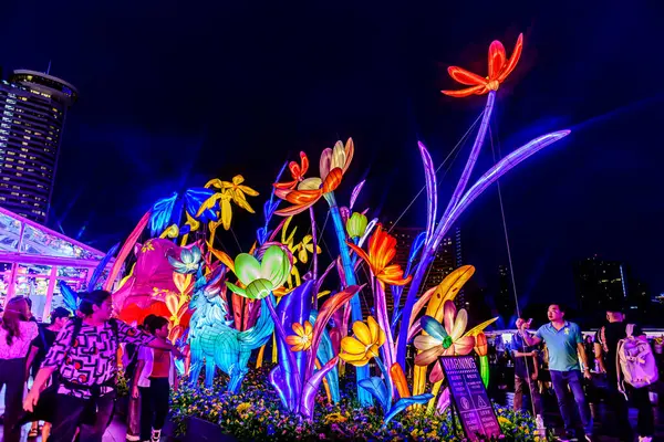 Icon Siyam alışveriş merkezi, nehir kenarındaki parkta YUYUAN Fener Festivali düzenliyor. Turistler ve yerel halk tarafından ziyaret ediliyor. Bangkok, Tayland. - 3 Temmuz 2025.