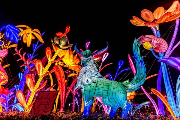 Icon Siyam alışveriş merkezi, nehir kenarındaki parkta YUYUAN Fener Festivali düzenliyor. Turistler ve yerel halk tarafından ziyaret ediliyor. Bangkok, Tayland. - 3 Temmuz 2025.