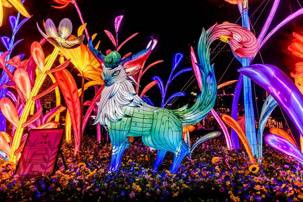 Icon Siyam alışveriş merkezi, nehir kenarındaki parkta YUYUAN Fener Festivali düzenliyor. Turistler ve yerel halk tarafından ziyaret ediliyor. Bangkok, Tayland. - 3 Temmuz 2025.