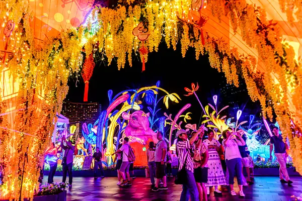 Icon Siyam alışveriş merkezi, nehir kenarındaki parkta YUYUAN Fener Festivali düzenliyor. Turistler ve yerel halk tarafından ziyaret ediliyor. Bangkok, Tayland. - 3 Temmuz 2025.