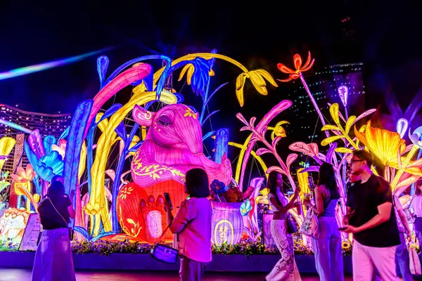 Icon Siyam alışveriş merkezi, nehir kenarındaki parkta YUYUAN Fener Festivali düzenliyor. Turistler ve yerel halk tarafından ziyaret ediliyor. Bangkok, Tayland. - 3 Temmuz 2025.