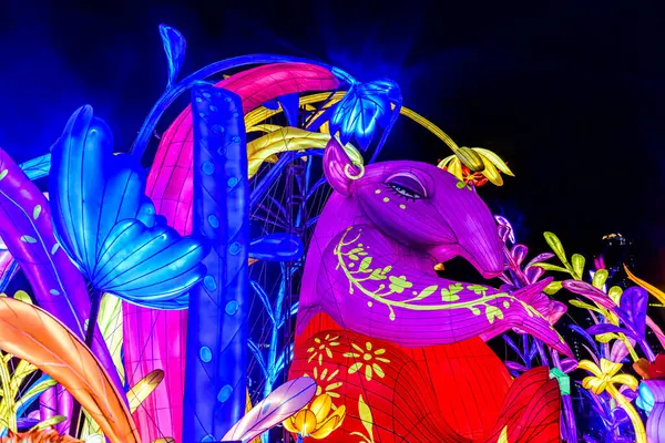 Icon Siyam alışveriş merkezi, nehir kenarındaki parkta YUYUAN Fener Festivali düzenliyor. Turistler ve yerel halk tarafından ziyaret ediliyor. Bangkok, Tayland. - 3 Temmuz 2025.