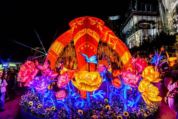 Icon Siyam alışveriş merkezi, nehir kenarındaki parkta YUYUAN Fener Festivali düzenliyor. Turistler ve yerel halk tarafından ziyaret ediliyor. Bangkok, Tayland. - 3 Temmuz 2025.