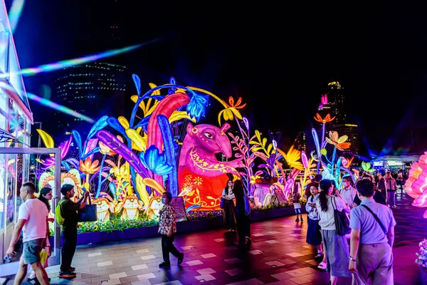 Icon Siyam alışveriş merkezi, nehir kenarındaki parkta YUYUAN Fener Festivali düzenliyor. Turistler ve yerel halk tarafından ziyaret ediliyor. Bangkok, Tayland. - 3 Temmuz 2025.