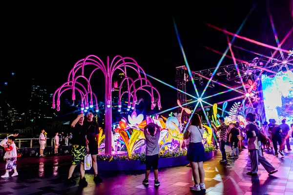Icon Siyam alışveriş merkezi, nehir kenarındaki parkta YUYUAN Fener Festivali düzenliyor. Turistler ve yerel halk tarafından ziyaret ediliyor. Bangkok, Tayland. - 3 Temmuz 2025.