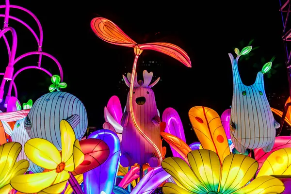 Icon Siyam alışveriş merkezi, nehir kenarındaki parkta YUYUAN Fener Festivali düzenliyor. Turistler ve yerel halk tarafından ziyaret ediliyor. Bangkok, Tayland. - 3 Temmuz 2025.