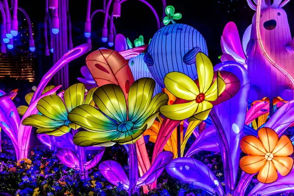 Icon Siyam alışveriş merkezi, nehir kenarındaki parkta YUYUAN Fener Festivali düzenliyor. Turistler ve yerel halk tarafından ziyaret ediliyor. Bangkok, Tayland. - 3 Temmuz 2025.