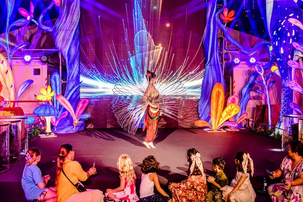 Icon Siyam alışveriş merkezi, nehir kenarındaki parkta YUYUAN Fener Festivali düzenliyor. Turistler ve yerel halk tarafından ziyaret ediliyor. Bangkok, Tayland. - 3 Temmuz 2025.