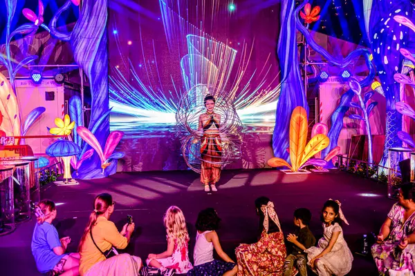 Icon Siyam alışveriş merkezi, nehir kenarındaki parkta YUYUAN Fener Festivali düzenliyor. Turistler ve yerel halk tarafından ziyaret ediliyor. Bangkok, Tayland. - 3 Temmuz 2025.