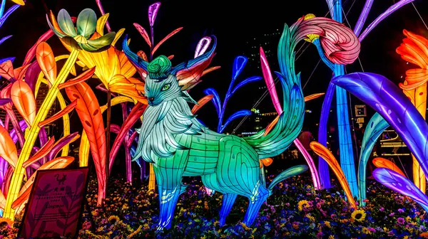 Icon Siyam alışveriş merkezi, nehir kenarındaki parkta YUYUAN Fener Festivali düzenliyor. Turistler ve yerel halk tarafından ziyaret ediliyor. Bangkok, Tayland. - 3 Temmuz 2025.