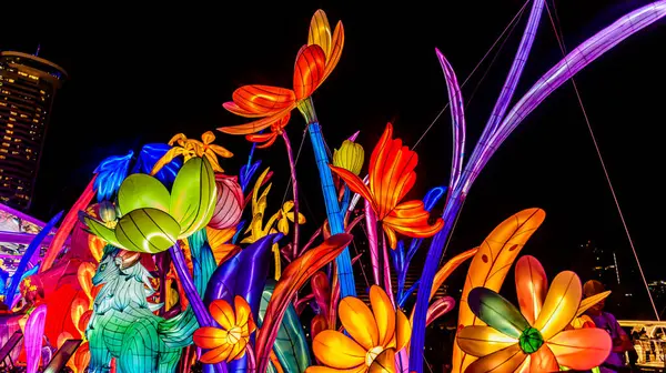 Icon Siyam alışveriş merkezi, nehir kenarındaki parkta YUYUAN Fener Festivali düzenliyor. Turistler ve yerel halk tarafından ziyaret ediliyor. Bangkok, Tayland. - 3 Temmuz 2025.