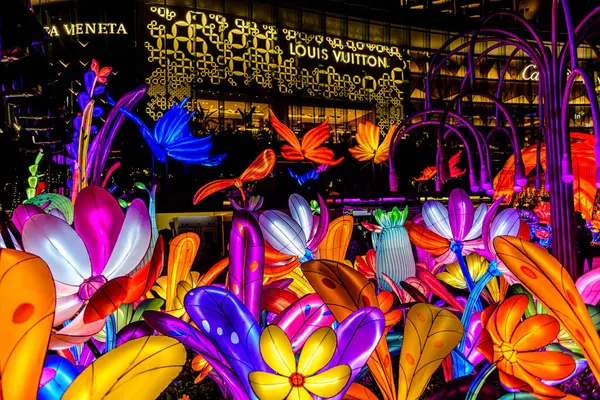 Icon Siyam alışveriş merkezi, nehir kenarındaki parkta YUYUAN Fener Festivali düzenliyor. Turistler ve yerel halk tarafından ziyaret ediliyor. Bangkok, Tayland. - 3 Temmuz 2025.