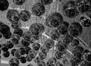 Farklı desen biçimlerinde siyah ve beyaz arkaplan dokusu ya odak noktasında, ya da bulanık görünümde, bazıları iç veya dış tasarım için gri tonda.