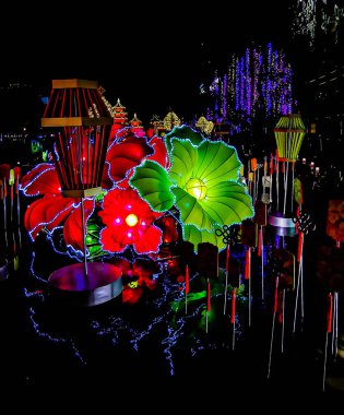 Geceleri Bangkok, Tayland 'daki Icon Siyam' da Asya 'nın en iyi alışveriş merkezinin olduğu bölgede fener ışığı gösterimi.