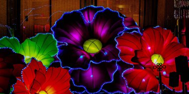 Geceleri Bangkok, Tayland 'daki Icon Siyam' da Asya 'nın en iyi alışveriş merkezinin olduğu bölgede fener ışığı gösterimi.