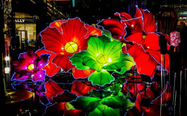 Geceleri Bangkok, Tayland 'daki Icon Siyam' da Asya 'nın en iyi alışveriş merkezinin olduğu bölgede fener ışığı gösterimi.