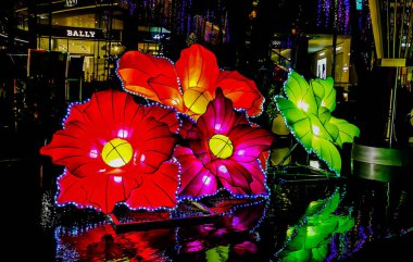 Geceleri Bangkok, Tayland 'daki Icon Siyam' da Asya 'nın en iyi alışveriş merkezinin olduğu bölgede fener ışığı gösterimi.