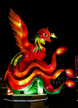 Geceleri Bangkok, Tayland 'daki Icon Siyam' da Asya 'nın en iyi alışveriş merkezinin olduğu bölgede fener ışığı gösterimi.