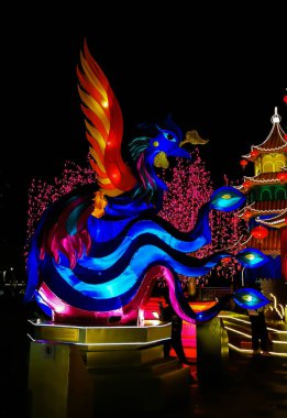 Geceleri Bangkok, Tayland 'daki Icon Siyam' da Asya 'nın en iyi alışveriş merkezinin olduğu bölgede fener ışığı gösterimi.