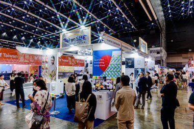 Bangkok, Tayland. - 17 Temmuz 2025: Bangna 'daki BITEC yerinde Asean Cross Sınır E-Ticaret Fuarı' nda alım-satım ürünleri sergisi.