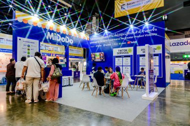 Bangkok, Tayland. - 17 Temmuz 2025: Bangna 'daki BITEC yerinde Asean Cross Sınır E-Ticaret Fuarı' nda alım-satım ürünleri sergisi.