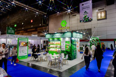 Bangkok, Tayland. - 17 Temmuz 2025: Bangna 'daki BITEC yerinde Asean Cross Sınır E-Ticaret Fuarı' nda alım-satım ürünleri sergisi.