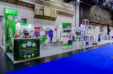 Bangkok, Tayland. - 17 Temmuz 2025: Bangna 'daki BITEC yerinde Asean Cross Sınır E-Ticaret Fuarı' nda alım-satım ürünleri sergisi.