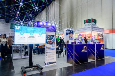 Bangkok, Tayland. - 17 Temmuz 2025: Bangna 'daki BITEC yerinde Asean Cross Sınır E-Ticaret Fuarı' nda alım-satım ürünleri sergisi.