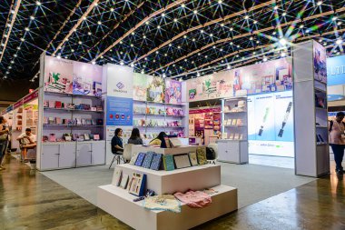 Bangkok, Tayland. - 17 Temmuz 2025: Bangna 'daki BITEC yerinde Asean Cross Sınır E-Ticaret Fuarı' nda alım-satım ürünleri sergisi.