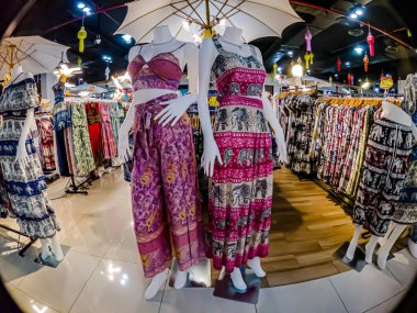 MIXT Chatuchak alışveriş merkezinde turistler ve ziyaretçiler için Coin işletilmiş oyun makinelerinin köşesinde şanslarını deneyebilsinler diye iç mekan. Bangkok, Tayland. - Bölüm 19, 2025.