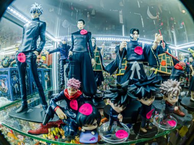 Farklı stillerde Japon plastik oyuncak bebekleri, MIXT Chatuchak 'ta alıcılar için hatıra koleksiyonu olarak satılıyor. Bangkok, Tayland. - 14 Ağustos 2025.