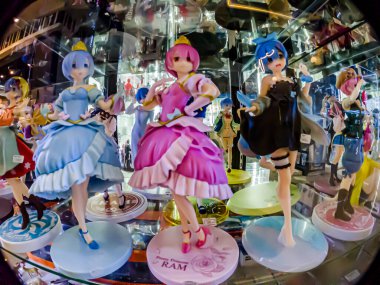 Farklı stillerde Japon plastik oyuncak bebekleri, MIXT Chatuchak 'ta alıcılar için hatıra koleksiyonu olarak satılıyor. Bangkok, Tayland. - 14 Ağustos 2025.