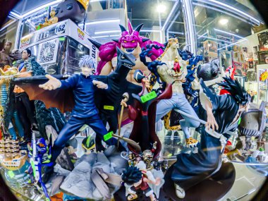 Farklı stillerde Japon plastik oyuncak bebekleri, MIXT Chatuchak 'ta alıcılar için hatıra koleksiyonu olarak satılıyor. Bangkok, Tayland. - 14 Ağustos 2025.