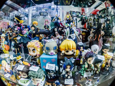 Farklı stillerde Japon plastik oyuncak bebekleri, MIXT Chatuchak 'ta alıcılar için hatıra koleksiyonu olarak satılıyor. Bangkok, Tayland. - 14 Ağustos 2025.