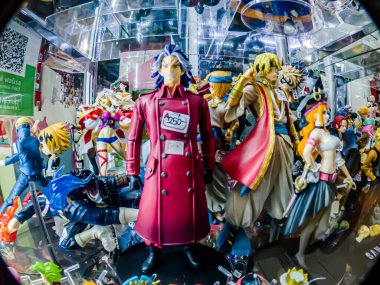 Farklı stillerde Japon plastik oyuncak bebekleri, MIXT Chatuchak 'ta alıcılar için hatıra koleksiyonu olarak satılıyor. Bangkok, Tayland. - 14 Ağustos 2025.