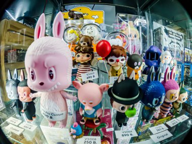 Farklı stillerde Japon plastik oyuncak bebekleri, MIXT Chatuchak 'ta alıcılar için hatıra koleksiyonu olarak satılıyor. Bangkok, Tayland. - 14 Ağustos 2025.