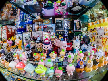 Farklı stillerde Japon plastik oyuncak bebekleri, MIXT Chatuchak 'ta alıcılar için hatıra koleksiyonu olarak satılıyor. Bangkok, Tayland. - 14 Ağustos 2025.