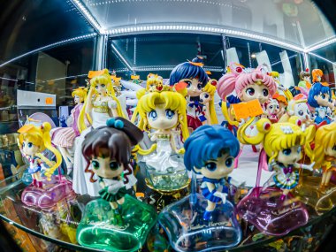 Farklı stillerde Japon plastik oyuncak bebekleri, MIXT Chatuchak 'ta alıcılar için hatıra koleksiyonu olarak satılıyor. Bangkok, Tayland. - 14 Ağustos 2025.