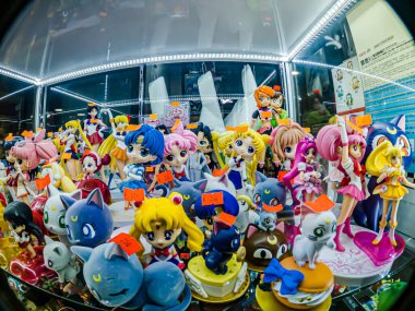 Farklı stillerde Japon plastik oyuncak bebekleri, MIXT Chatuchak 'ta alıcılar için hatıra koleksiyonu olarak satılıyor. Bangkok, Tayland. - 14 Ağustos 2025.