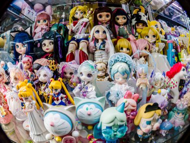 Farklı stillerde Japon plastik oyuncak bebekleri, MIXT Chatuchak 'ta alıcılar için hatıra koleksiyonu olarak satılıyor. Bangkok, Tayland. - 14 Ağustos 2025.