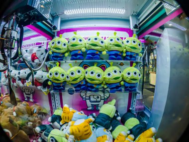 Farklı stillerde Japon plastik oyuncak bebekleri, MIXT Chatuchak 'ta alıcılar için hatıra koleksiyonu olarak satılıyor. Bangkok, Tayland. - 14 Ağustos 2025.