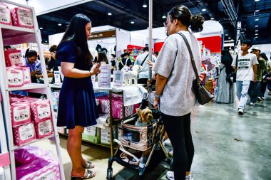 QSNCC 'de Tayland' da Hayvan Fuarı Şampiyonası. Ziyaretçiler evcil hayvanlarını alışverişe getirebilir ve diğer evcil hayvan severler ile etkinliklerin tadını çıkarabilirler. Bangkok, Tayland - 31 Temmuz 2025.