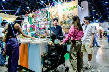 QSNCC 'de Tayland' da Hayvan Fuarı Şampiyonası. Ziyaretçiler evcil hayvanlarını alışverişe getirebilir ve diğer evcil hayvan severler ile etkinliklerin tadını çıkarabilirler. Bangkok, Tayland - 31 Temmuz 2025.