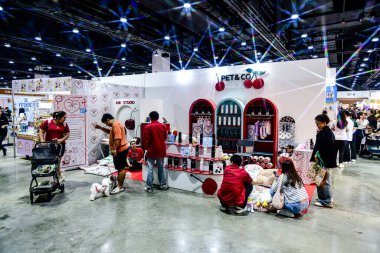 QSNCC 'de Tayland' da Hayvan Fuarı Şampiyonası. Ziyaretçiler evcil hayvanlarını alışverişe getirebilir ve diğer evcil hayvan severler ile etkinliklerin tadını çıkarabilirler. Bangkok, Tayland - 31 Temmuz 2025.