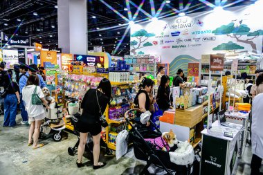 QSNCC 'de Tayland' da Hayvan Fuarı Şampiyonası. Ziyaretçiler evcil hayvanlarını alışverişe getirebilir ve diğer evcil hayvan severler ile etkinliklerin tadını çıkarabilirler. Bangkok, Tayland - 31 Temmuz 2025.