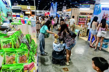 QSNCC 'de Tayland' da Hayvan Fuarı Şampiyonası. Ziyaretçiler evcil hayvanlarını alışverişe getirebilir ve diğer evcil hayvan severler ile etkinliklerin tadını çıkarabilirler. Bangkok, Tayland - 31 Temmuz 2025.