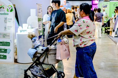 QSNCC 'de Tayland' da Hayvan Fuarı. Ziyaretçiler, alışveriş için kendi hayvanlarını getirebilir ve diğer evcil hayvan severler ile etkinliklerin tadını çıkarabilirler. Bangkok, Tayland - 2 Ağustos 2025.