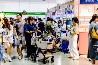 QSNCC 'de Tayland' da Hayvan Fuarı. Ziyaretçiler, alışveriş için kendi hayvanlarını getirebilir ve diğer evcil hayvan severler ile etkinliklerin tadını çıkarabilirler. Bangkok, Tayland - 2 Ağustos 2025.