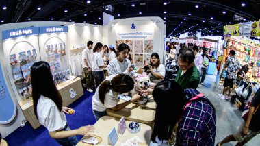 QSNCC 'de Tayland' da Hayvan Fuarı. Ziyaretçiler, alışveriş için kendi hayvanlarını getirebilir ve diğer evcil hayvan severler ile etkinliklerin tadını çıkarabilirler. Bangkok, Tayland - 2 Ağustos 2025.